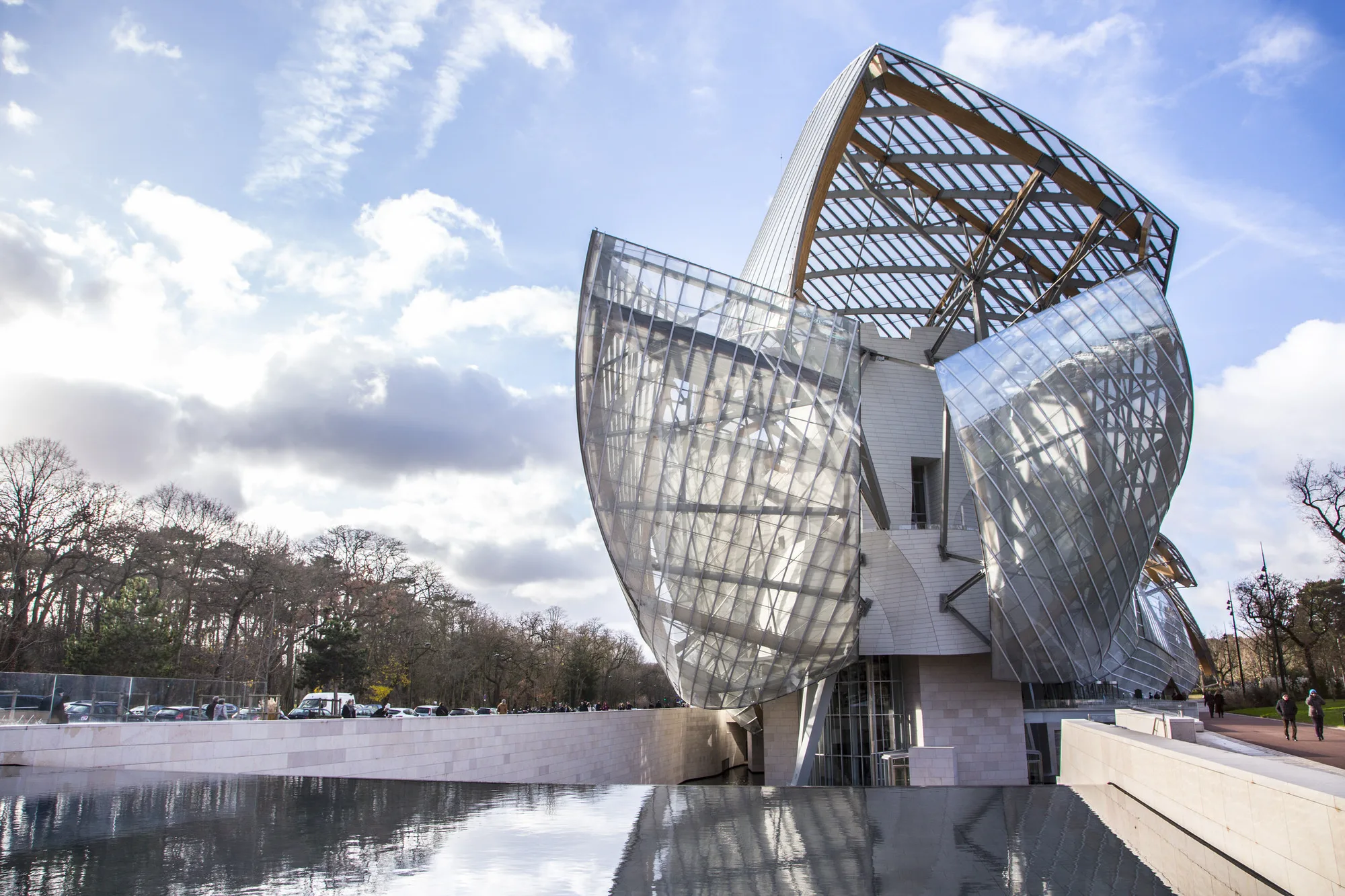 パリ郊外に浮かぶガラスの帆船「ルイ・ヴィトン財団美術館」探訪記
