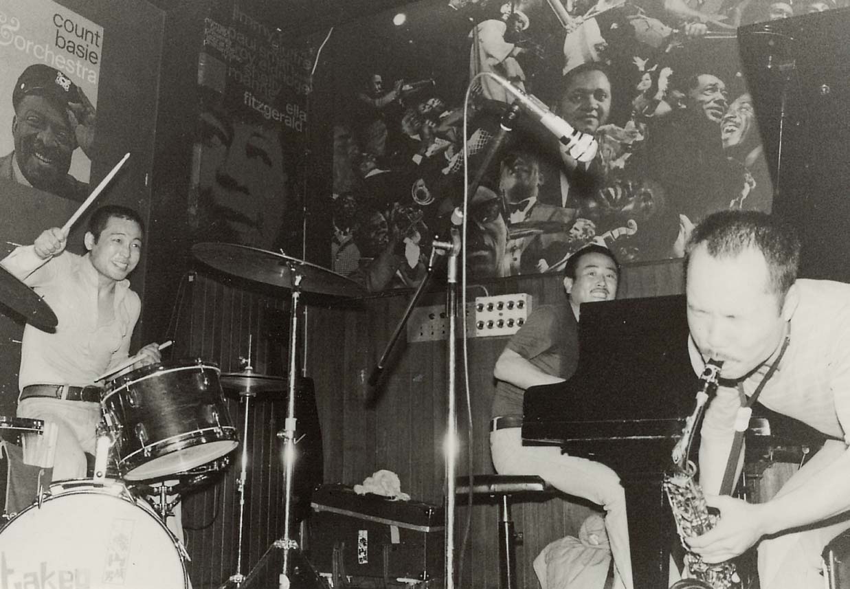 山下洋輔トリオの1975年の演奏中の画像。ARBAN