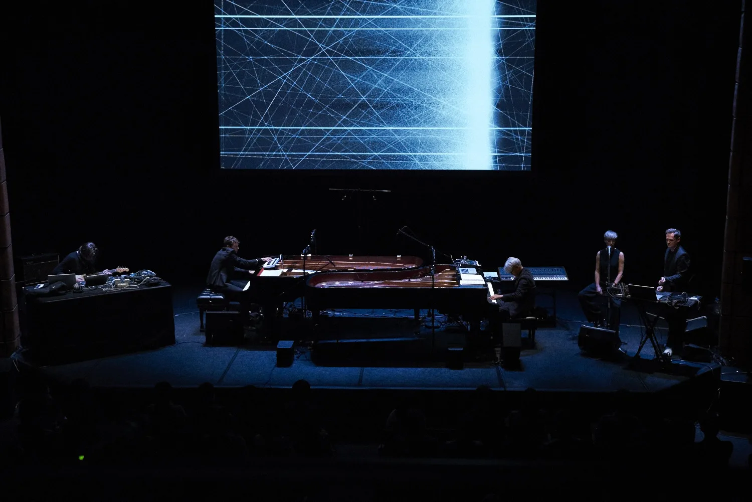 坂本龍一らによる2017年のプレミアム・ライブを極上サラウンドシステム