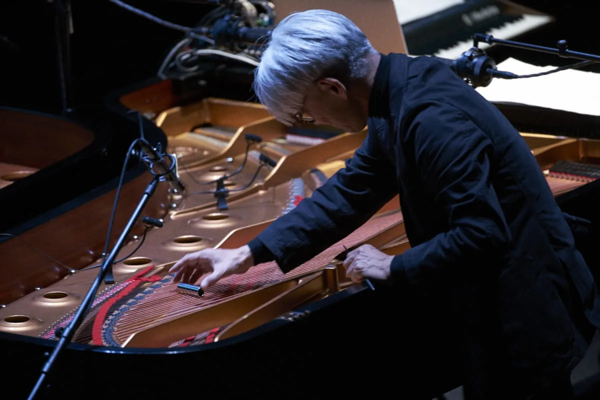 坂本龍一らによる2017年のプレミアム・ライブを極上サラウンドシステム