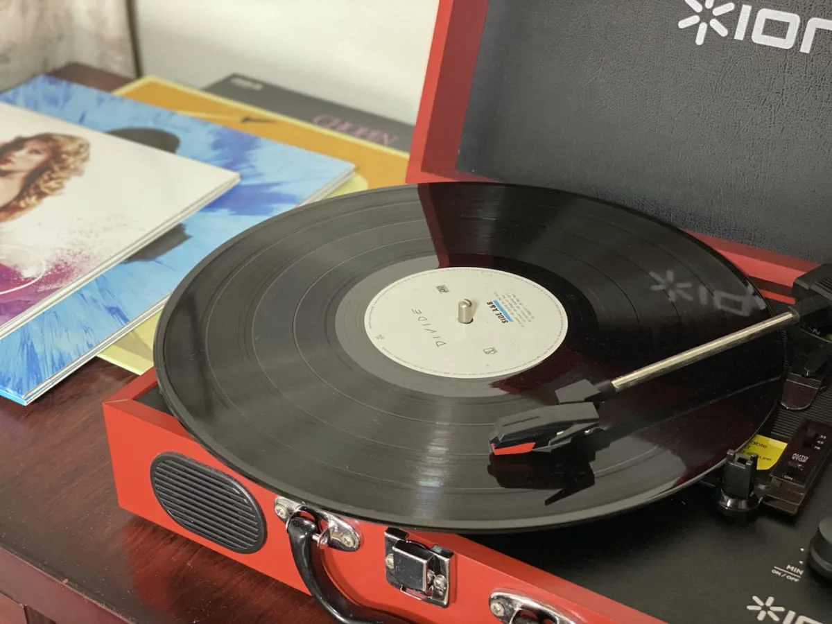 みなな（シンガーソングライター）【私のレコード初体験は…】 | ARBAN