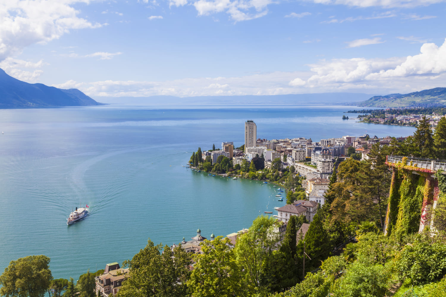 Schweiz, Kanton Waadt, Genfer See, Montreux, Stadtansicht, historischer Raddampfer