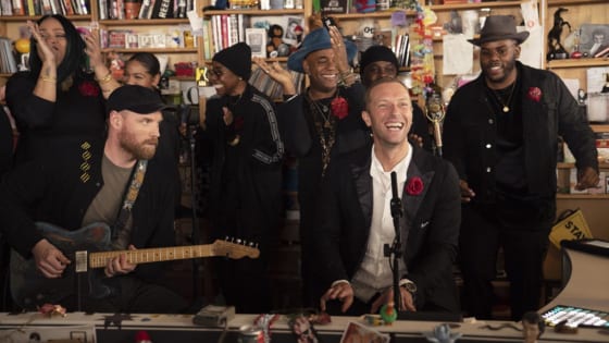 コールドプレイの『Tiny Desk Concert』のパフォーマンス