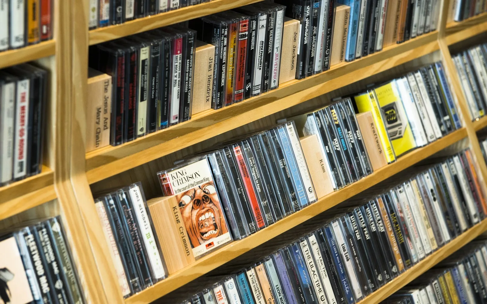 手のひらサイズの旧メディア「カセットテープ」が秘めた可能性｜『waltz』店主・角田太郎さんに訊く ARBAN