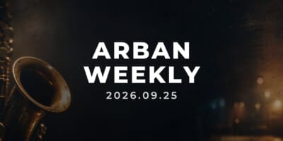 ARBAN WEEKLY 2026年9月25日号のアイキャッチ。コルトレーン生誕100年やブランフォード・マルサリスとダイアン・リーヴスの共演など、今週のジャズの話題を象徴する、人のいないステージとサクソフォンのシルエットを描いた抽象的なビジュアル。